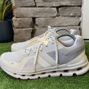 Woman’s On Cloud Running shoes super clean and good condition